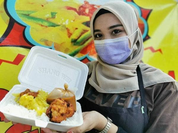 Noor Shahirah menunjukkan nasi bajet yang dijual pada harga RM2.50 sebungkus diusahakan keluarganya suaminya sejak 2014.