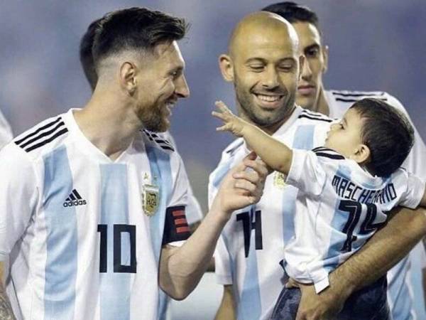 IMBAS KEMBALI...Messi bersama Mascherano suatu masa dahulu.