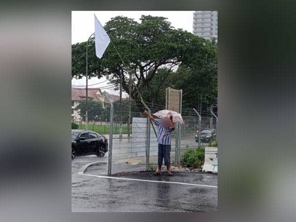 Foto lelaki yang mengibarkan bendera putih mula tular di media sosial sejak Rabu.