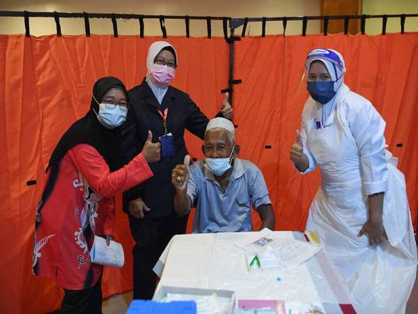 Warga emas yang merupakan penduduk tertua di Kampung Salang, Maulana Harun,92, ceria setelah menerima suntikan vaksin pada program Vaksinasi Masyarakat Pulau Tioman. - Foto Bernama