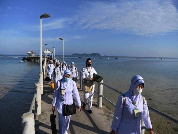Petugas barisan hadapan turun hingga ke kawasan pulau dan bermalam seminggu di pulau bagi memastikan semua lapisan masyarakat menerima suntikan vaksin bagi mencegah penularan wabak Covid-19. - Foto Bernama