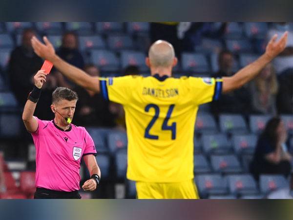 Pengadil, Daniele Orsato, melayangkan kad merah kepada Danielson pada aksi kalah mati Euro 2020 di Hampden Park, Glasgow pada Rabu. - Foto EPA