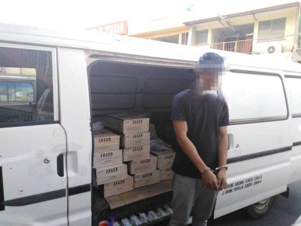 Dalam operasi jam 1.40 tengah hari itu, sebanyak 457 karton minuman keras dirampas dan seorang lelaki berusia 25 tahun turut ditahan bagi membantu siasatan.