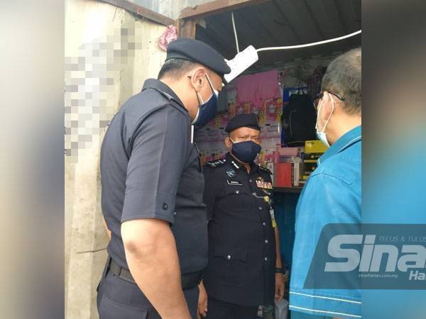 Kamarul Zaman (tengah) mengetuai pemeriksaan pematuhan SOP PKP bagi industri perkilangan di daerah Kuala Muda pada Selasa.