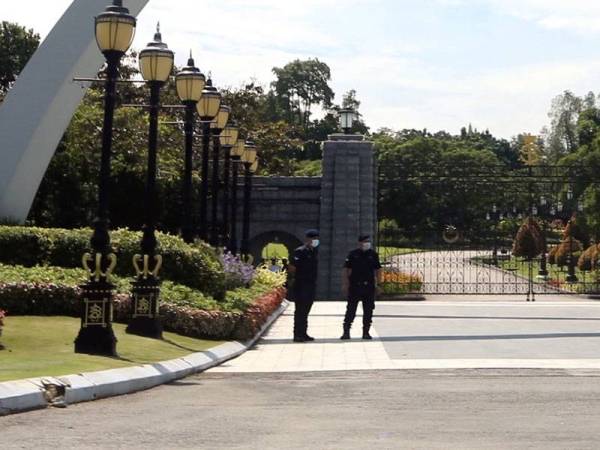 Anggota polis ditempatkan berhampiran laluan Istana Bukit Serene.