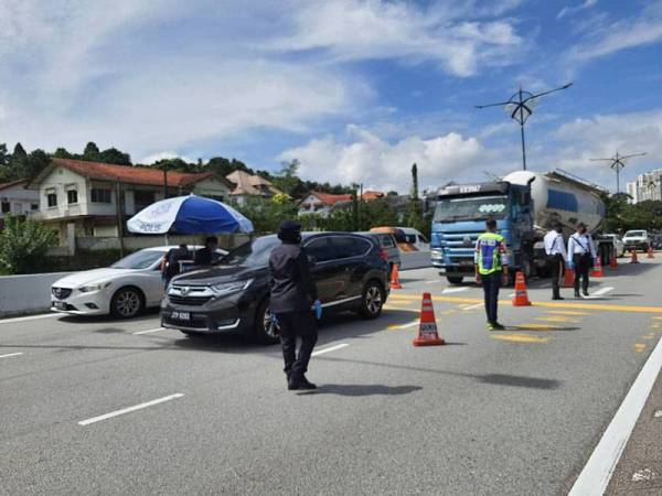 Sekatan jalan raya di laluan utama sekitar bandar raya Johor Bahru.