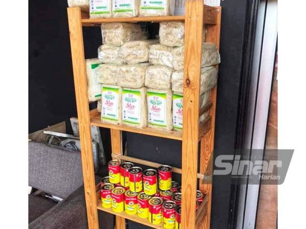 Antara makanan kering yang diletakkan di rak di hadapan premis untuk mereka yang putus bekalan makanan.