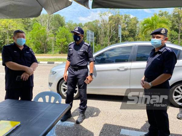 Mohamad Noor (tengah) meninjau penugasan pegawai dan anggota di beberapa lokasi sempena Ops Aman Black Demo sekitar Kuantan pada Rabu.