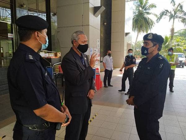 Mohd Padzli (kanan) membuat lawatan di bangunan KWSP susulan kawalan keselamatan yang ditingkatkan di kawasan itu pada Rabu.