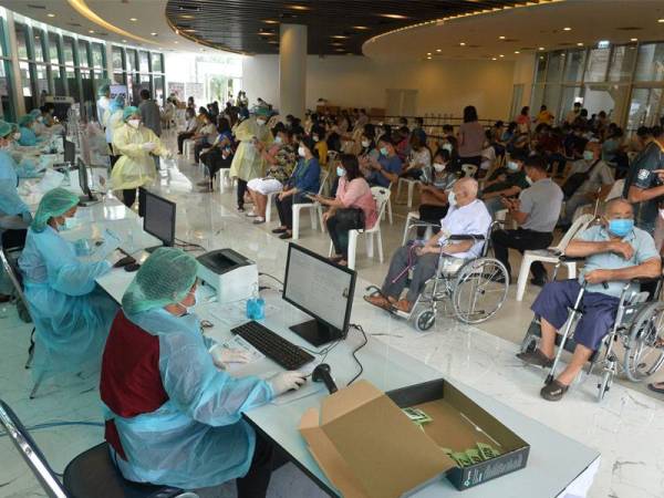 Thailand catat 53 kematian baharu akibat Covid-19 tertinggi pernah direkodkan dalam tempoh sehari menjadikan jumlah keseluruhan setakat ini sebanyak 2,023 sejak wabak itu melanda awal tahun lalu. - Foto Xinhua