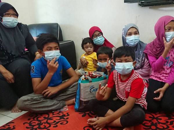 Siti Azimah (dua, kanan) bersama anak-anaknya yang masih kecil.