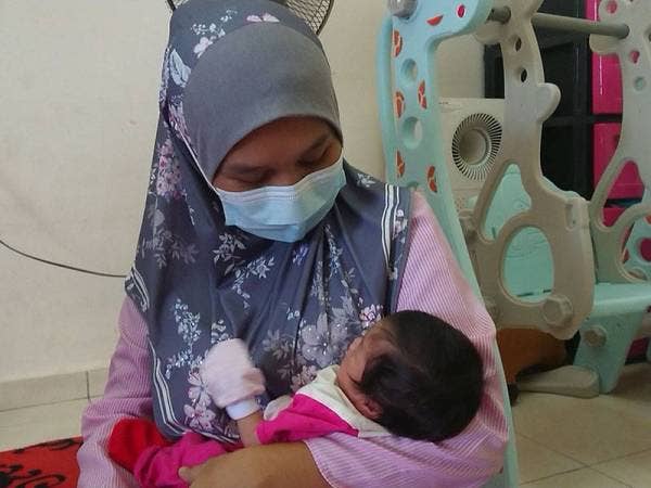 Siti Azimah meriba anak ketujuhnya yang baharu lahir, Siti Nur Aisyatul Humaira.