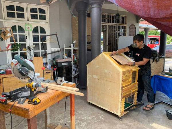 Ruangan di depan rumahnya di Kampung Jambu di Kota Bharu menjadi bengkel Wan Irfayuim Azim bertukang.