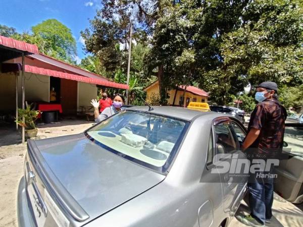 Ibu kepada tiga cahaya mata, Rosmanita Osman, 51, dari Kampung Orang Asli Tembuh Hangat berpeluang menggunakan pekrhidmatan teksi percuma disediakan Pusat Khidmat DUN Bota untuk suntikan dos keduanya di PPV Seri Iskandar oada Rabu.