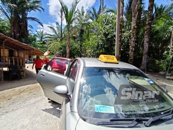 Rosina gembira ketika menggunakan perkhidmatan teksi percuma untuk suntikan dos keduanya di PPV Seri Iskandar pada Rabu.