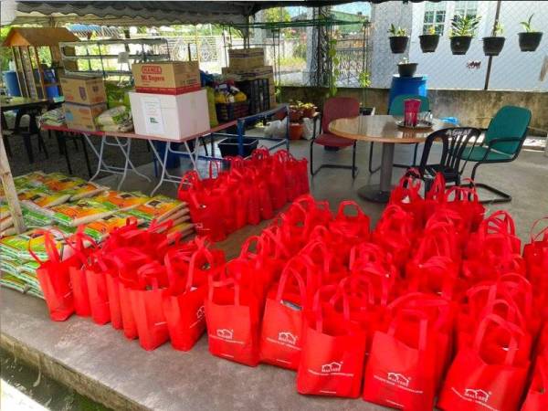 Agihan bakul makanan yang berisi beras, tepung gandum dan bihun dikendalikan oleh Pertubuhan Kerabat D’Raja Kelantan Al-Muhammadi melibatkan kawasan Kota Bharu.