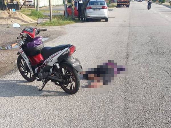 Mangsa yang terbabit dalam kemalangan di Kilometer 99 Jalan Kuala Terengganu - Kuantan, Dungun, pagi Khamis maut di tempat kejadian. - Foto: Ihsan IPD Dungun
