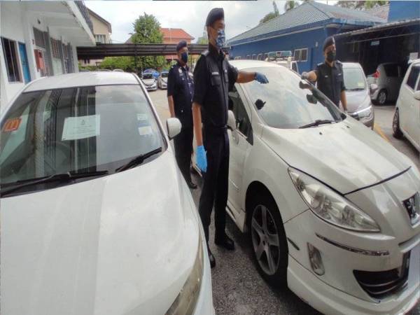 Mohamad Fakhrudin menunjukkan rampasan kenderaan susulan penahanan empat lelaki di Petaling Jaya dan Kuala Lumpur, pada Selasa.