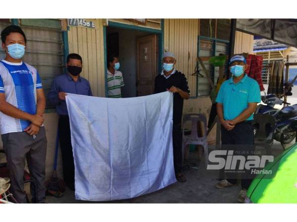 Chong Siang menunjukkan 'bendera putih' yang terpaksa diturunkan selepas diarah berbuat demikian pada Rabu.