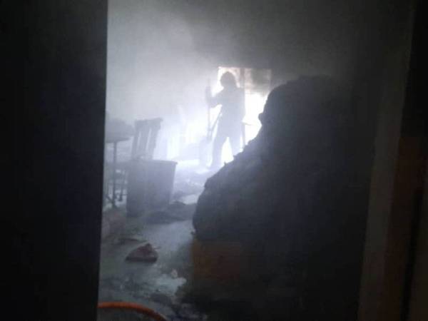 Kebakaran berlaku di ruang tamu pangsapuri berkenaan.