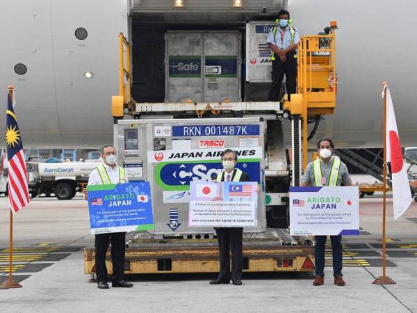 Duta Besar Jepun ke Malaysia Hiroshi Oka (tengah) bersama Menteri Luar Datuk Seri Hishammuddin Tun Hussein (kiri) dan Menteri Penyelaras Program Imunisasi Covid-19 Kebangsaan Khairy Jamaluddin menyaksikan ketibaan Vaksin Astrazeneca (AZ) sumbangan Kerajaan Jepun di Lapangan Terbang Antarabangsa Kuala Lumpur (KLIA) hari ini.