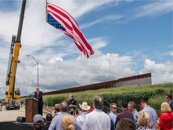 Trump (berdiri di podium) berucap di hadapan projek tembok sempadan yang tergendala di Pharr, Texas pada Rabu. - Foto AFP