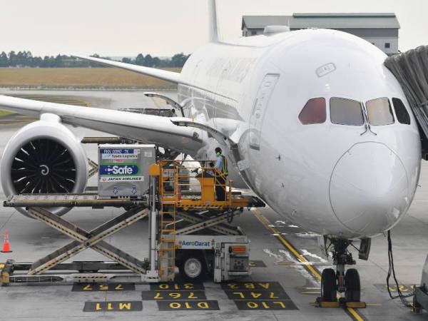 Bekalan vaksin AstraZeneca yang disumbang oleh kerajaan Jepun tiba melalui pesawat Boeing 787 milik Japan Airlines di KLIA pada Khamis. - Foto Bernama