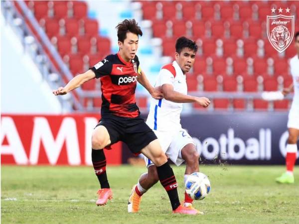 Safawi Rasid diasak pemain Pohang Steelers dalam aksi Kumpulan G Liga Juara-Juara Asia (ACL) di Stadium Rajamangala, Bangkok, Thailand, malam ini. - Foto Johor Southern Tigers