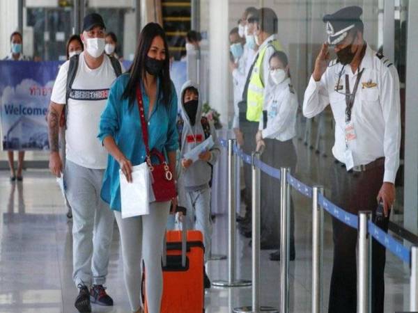 Buat pertama kali selepas 15 bulan, Lapangan Terbang Antarabangsa Phuket menyambut ketibaan antarabangsa pertama, penerbangan Etihad dari Abu Dhabi yang membawa 25 penumpang. Foto: Reuters