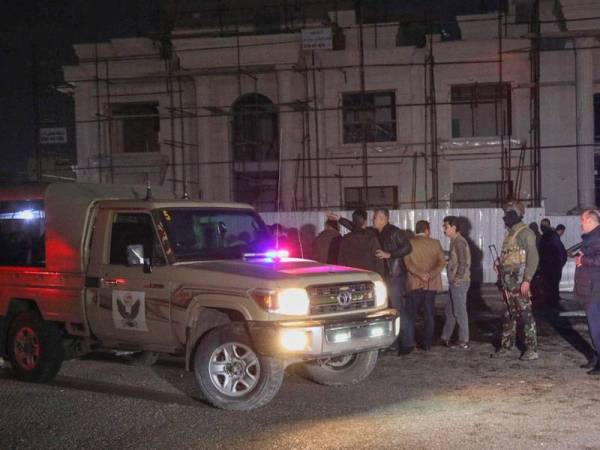 Gambar fail menunjukkan beberapa anggota keselamatan berkumpul selepas satu serangan roket berlaku di Arbil, utara Iraq pada Februari lalu. - Foto AFP