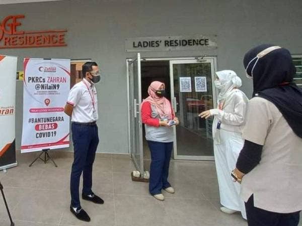 Mohd Nafidz Abdul Razak meluangkan masa bersama petugas KMZ di PKRCS Lodge Residence Nilai, Negeri Sembilan.