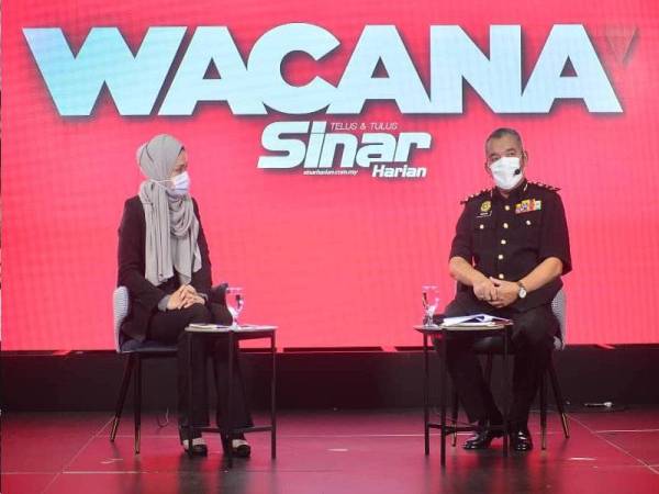 Ridzuan (kanan) bersama Edlynna Hanie Hamid yang bertindak sebagai moderator.