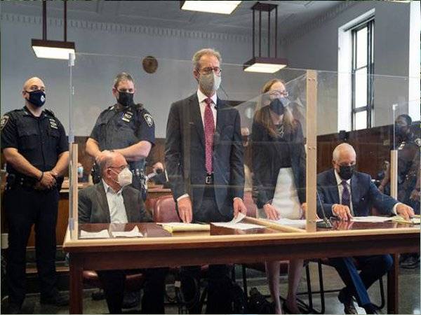 Allen Weisselberg (tengah) ketika muncul di mahkamah di New York, 1 Julai, 2021. - Foto AP