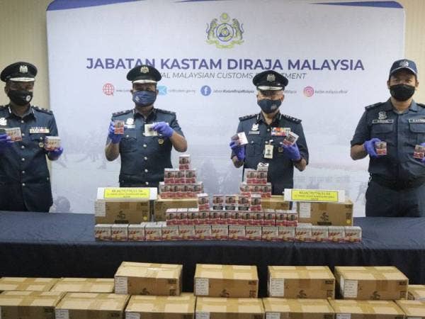 Jabatan Kastam Diraja Malaysia (JKDM) merampas dua kontena mengandungi cecair vape 1276.24 liter bernilai lebih RM2.73 juta di Pelabuhan Barat, Pelabuhan Klang pada Sabtu.
