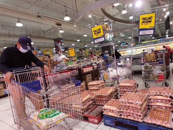 Barangan keperluan masih mencukupi walaupun pasar raya tersebut diserbu ramai orang.