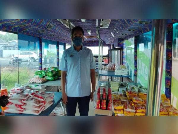 Zambri berada di dalam bas food bank yang dijadikan sebagai pusat pengumpulan makanan di Taman Budiman, Alor Setar.