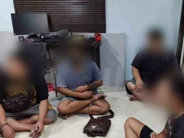 Empat lelaki yang ditahan polis di sebuah rumah di Taman Flora bersama 60 mesin melombong bitcoin pada Khamis. Foto Ihsan PDRM Kedah