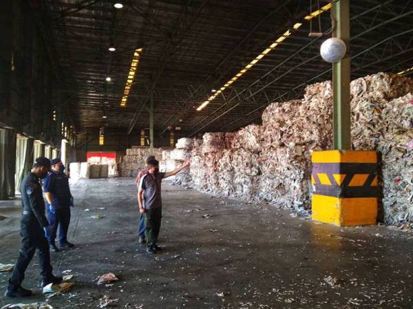 Mohd Azhar (tengah) ketika pemeriksaan dijalankan di sebuah kilang kertas di Mentakab sempena Op Patuh pada Jumaat