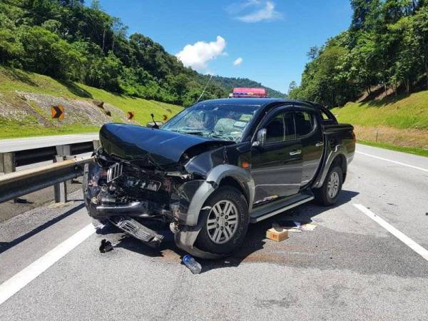Pacuan empat roda dipandu mangsa dipercayai hilang kawalan lalu melanggar belakang treler dalam nahas di Tapah pada Jumaat. Foto: Ihsan PDRM