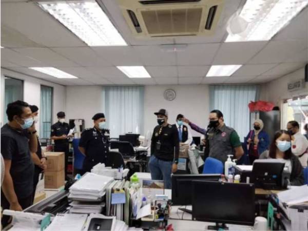 Roslin (dua dari kanan) bersama anggota penguatkuasa agensi berkaitan semasa melakukan pemeriksaan di sebuah premis.