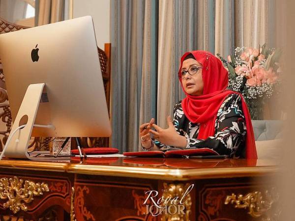 Permaisuri Johor pada sesi perbincangan mengenai isu pendidikan bersama Naib Canselor UTM, Profesor Datuk Dr Ahmad Fauzi Ismail dan beberapa pensyarah UTM secara maya. - Foto FB The Royal Johor