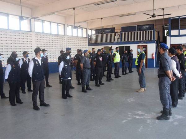 Hanyan memberi taklimat kepada Team Ops Patuh sebelum operasi dimulakan di ditempat letak kereta IPD Kemaman pagi Jumaat.