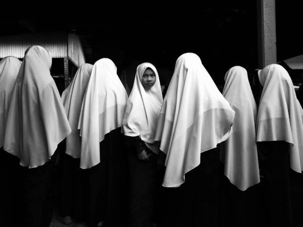 Gambar hasil bidikan Wan Mohd Fadzli dengan tajuk Hijab Girl memenangi tempat pertama menerusi The VII Jalón Ángel International Photography bagi kategori Potrait.