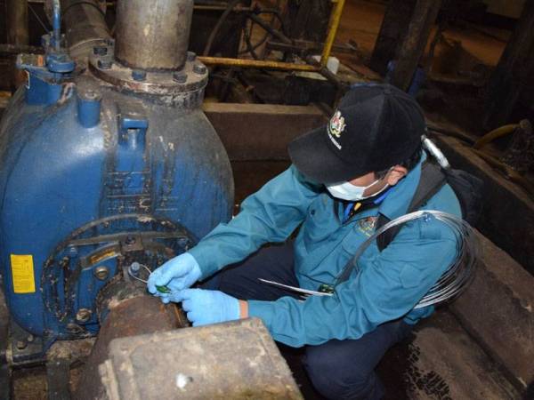 Pegawai JAS melakukan pemeriksaan di kawasan kilang terbabit.