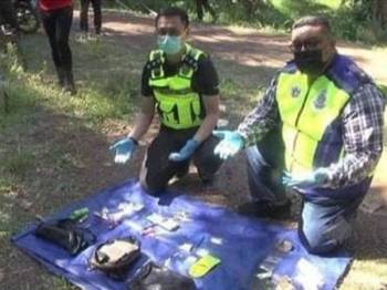 Polis menunjukkan sebahagian dadah yang dirampas dalam Ops Sarang di salah satu lokasi di Maran. - Foto Facebook Polis Maran