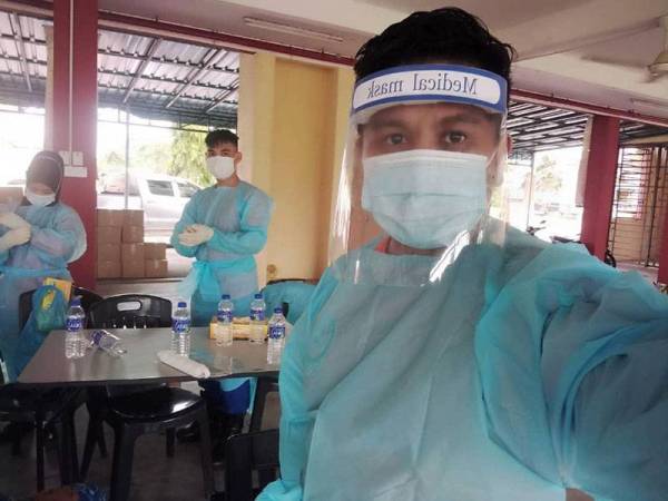 Sebelum memulakan tugas, anggota APM perlu mengenakan pakaian yang bersesuaian bagi mengelakkan jangkitan Covid-19.