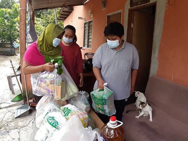 Ruzaitunsansuria bersyukur kerana mendapat bantuan makanan selepas mengibarkan bendera putih di hadapan kediamannya di Kampung Sungai Tiram, Ulu Tiram, Johor Bahru.