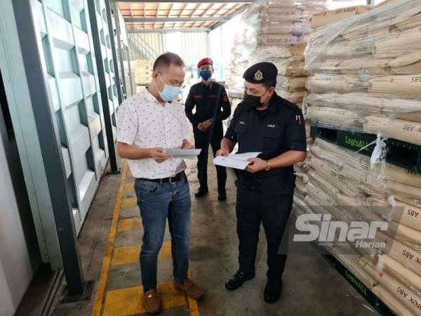 Pasukan PDRM dari IPD Nilai semasa membuat pemeriksaan di sebuah kilang di Nilai.