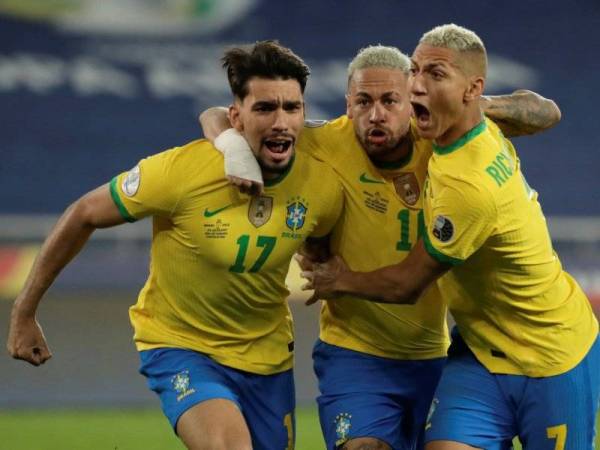 Paqueta (kiri) meraikan jaringannya bersama Neymar (tengah) dan Richarlison di Stadium Olimpik Nilton Santos, Rio de Janeiro sebentar tadi. -Foto EPA