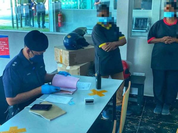 Kompaun yang dikeluarkan terhadap pekerja-pekerja yang ingkar SO.P - Foto ihsan PDRM